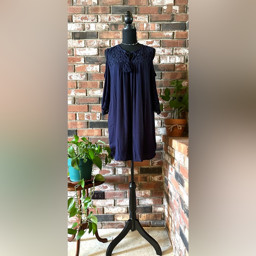 Heartloom•sheath/column/shift dress•size small•cold shoulder•tassels•navy•rayon